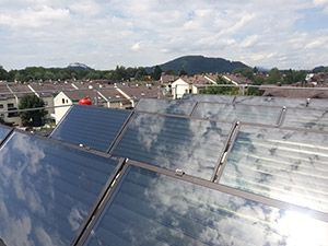 Solární systém na střeše bytového domu